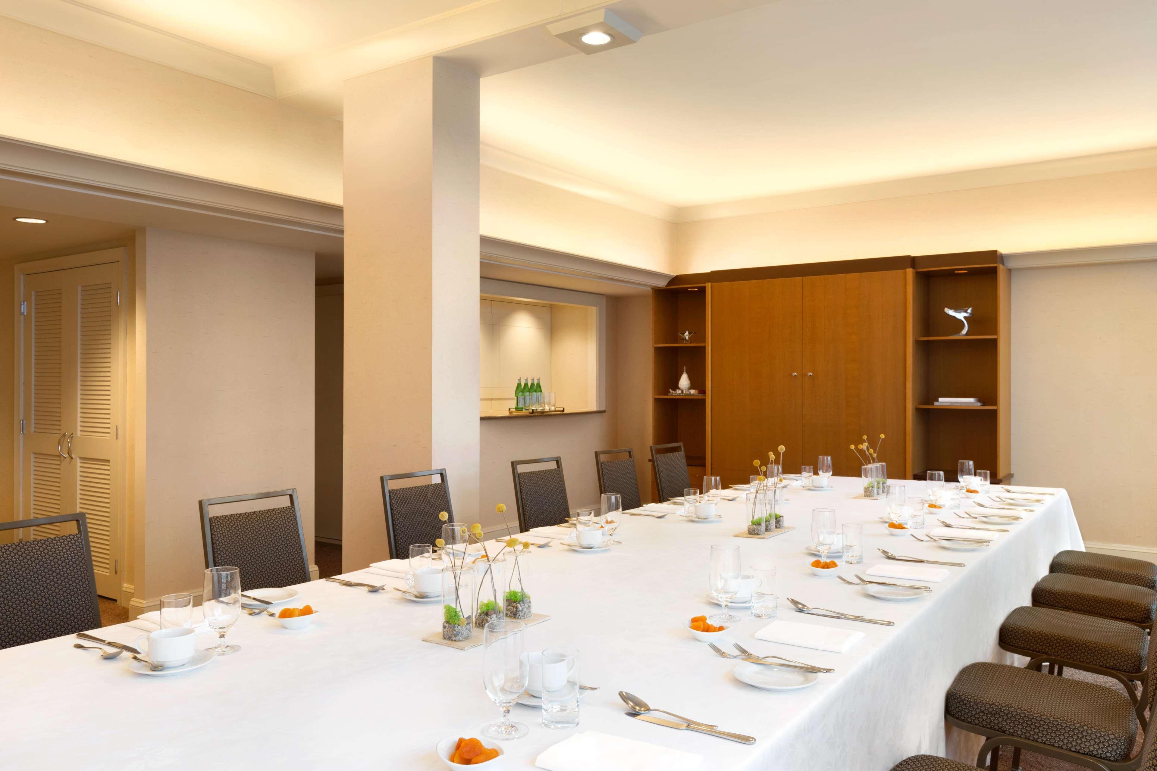 Fairmont Vancouver Airport In-Terminal Hotel Richmond Eksteriør bilde A boardroom at the hotel