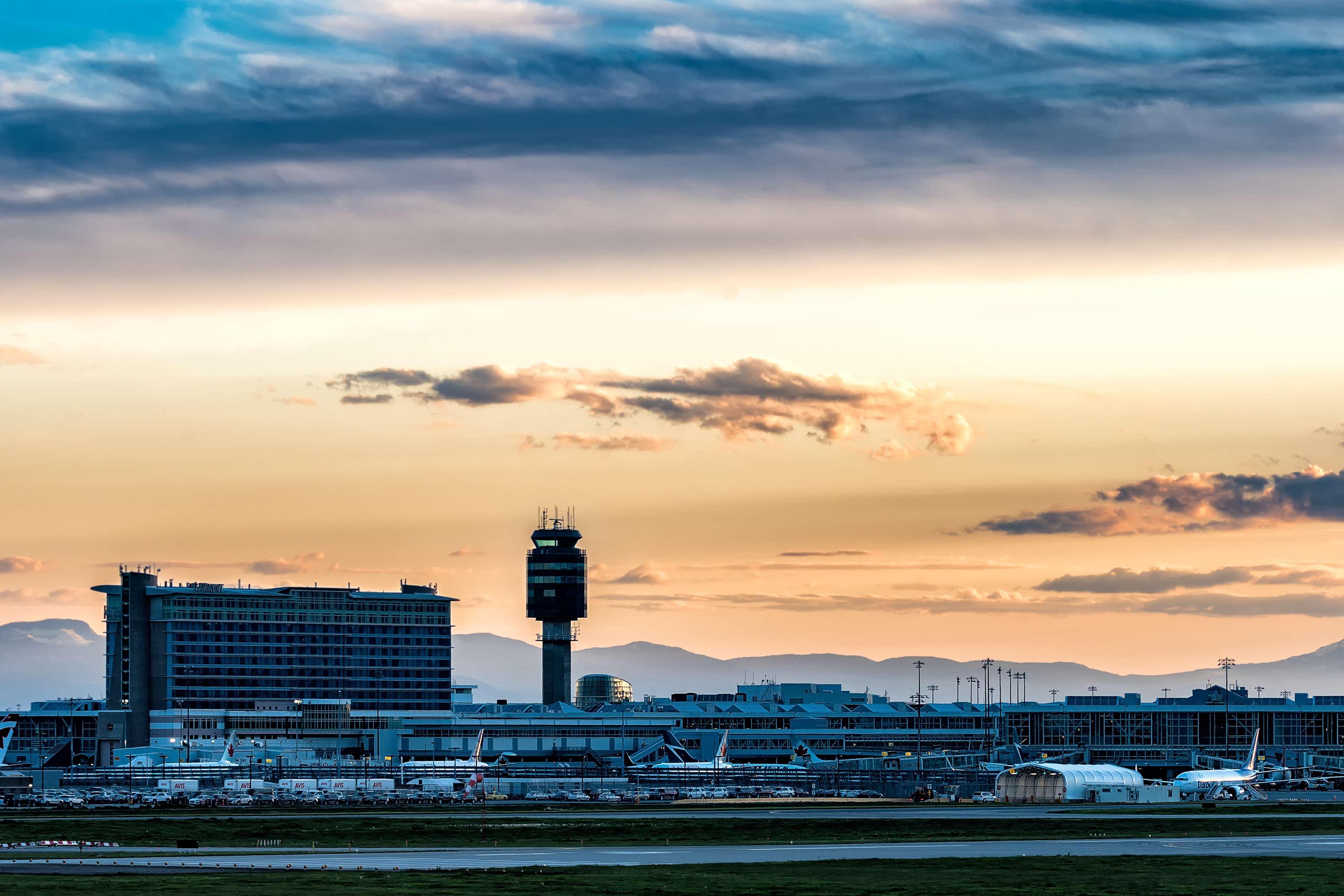 Fairmont Vancouver Airport In-Terminal Hotel Richmond Eksteriør bilde The control tower at Munich Airport