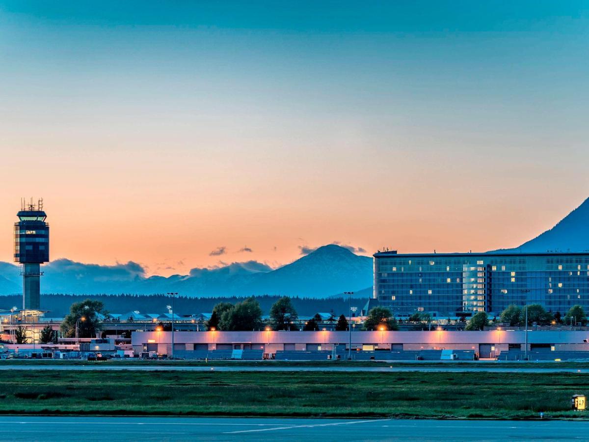 Fairmont Vancouver Airport In-Terminal Hotel Richmond Eksteriør bilde Control tower and hotel