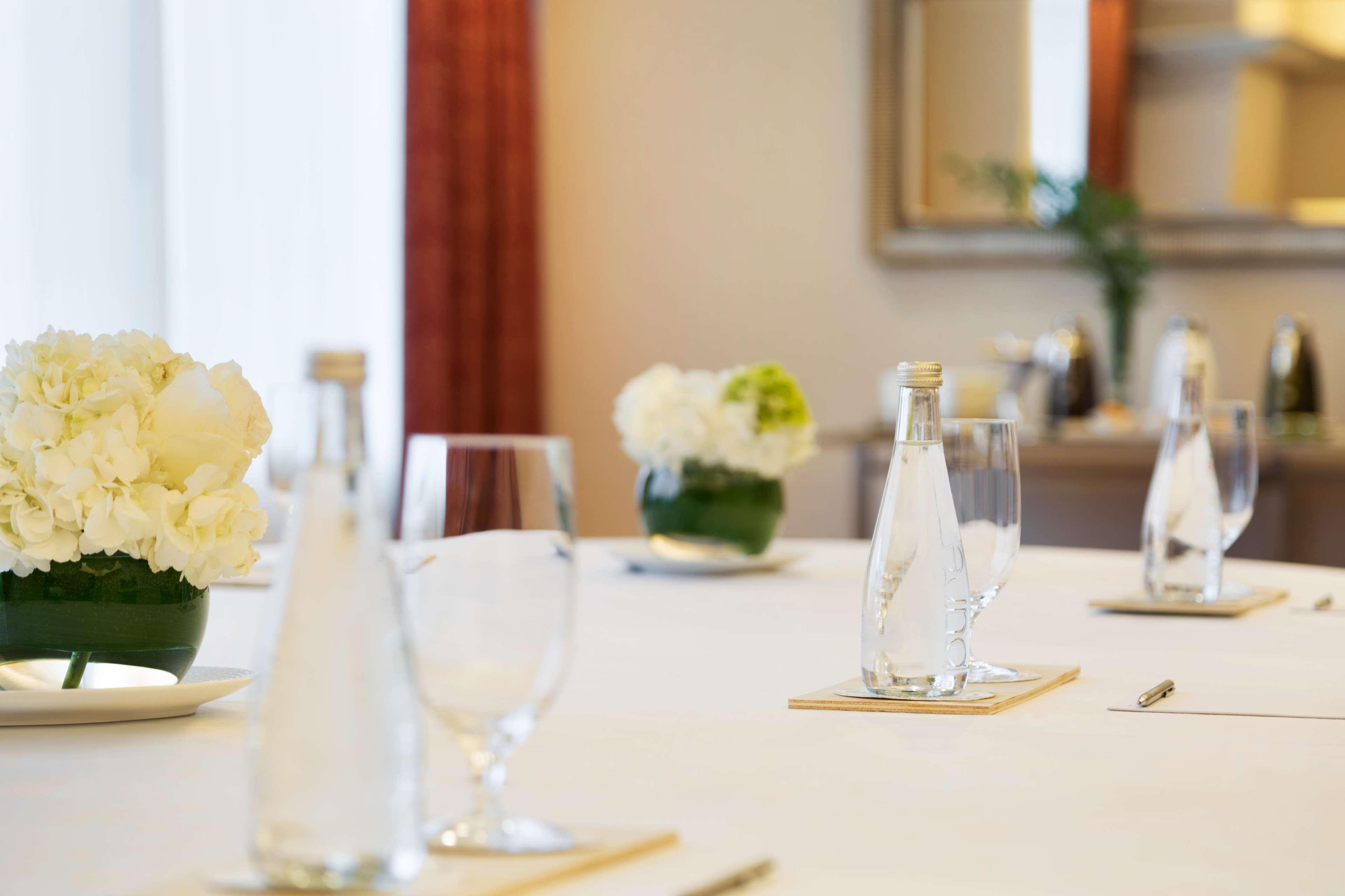 Fairmont Vancouver Airport In-Terminal Hotel Richmond Eksteriør bilde Meeting room at The Westin