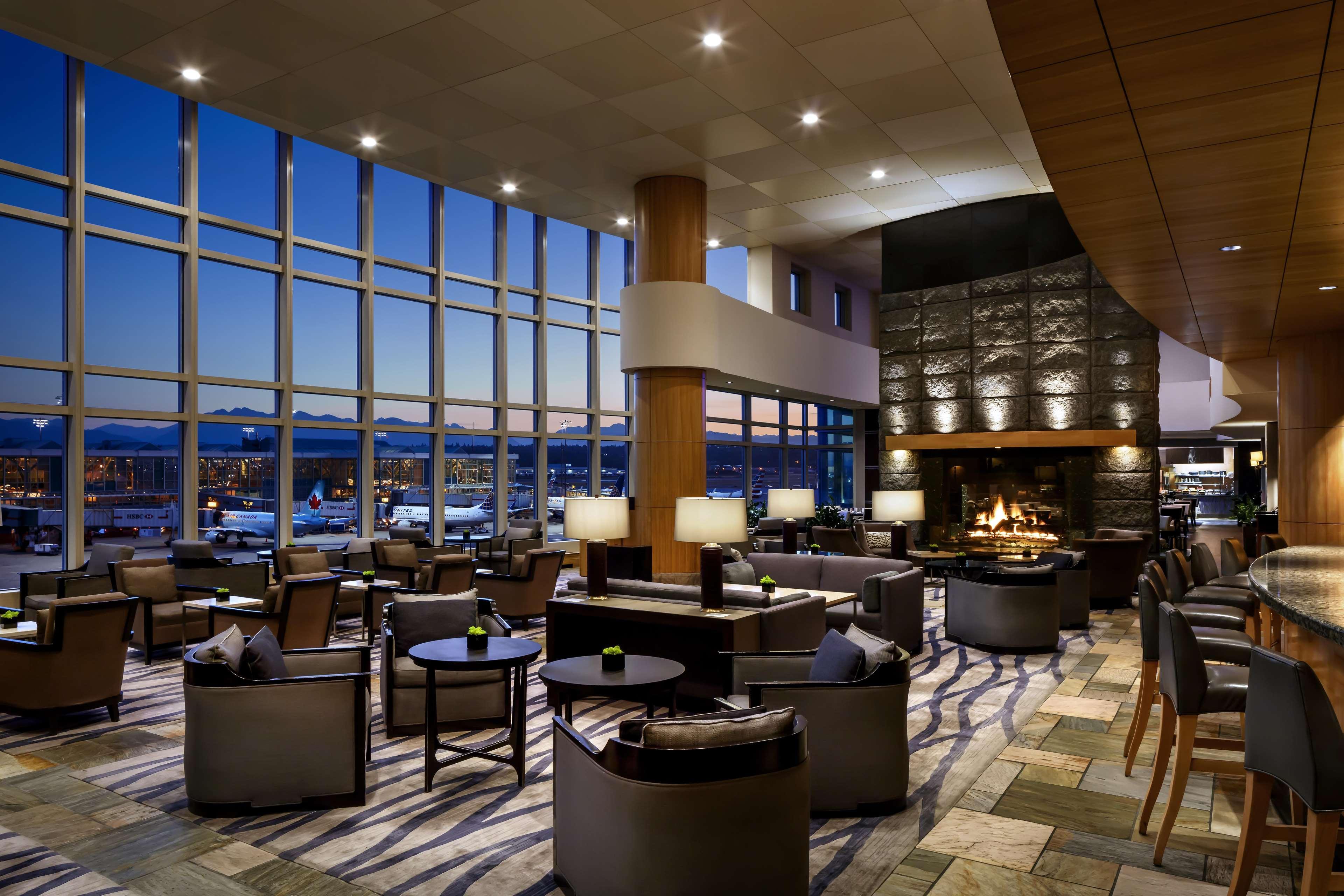 Fairmont Vancouver Airport In-Terminal Hotel Richmond Eksteriør bilde The lounge at the airport