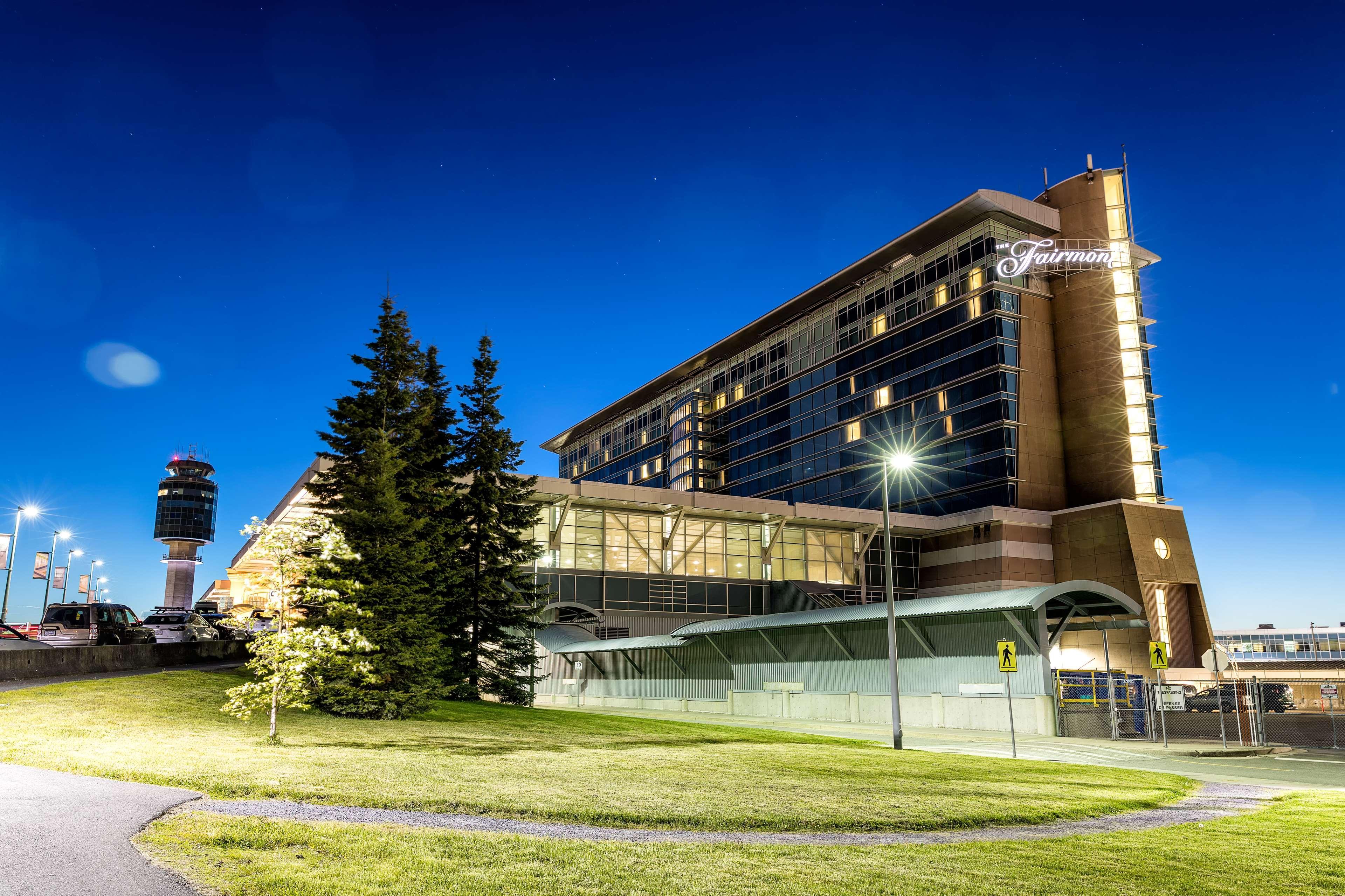 Fairmont Vancouver Airport In-Terminal Hotel Richmond Eksteriør bilde The terminal at night