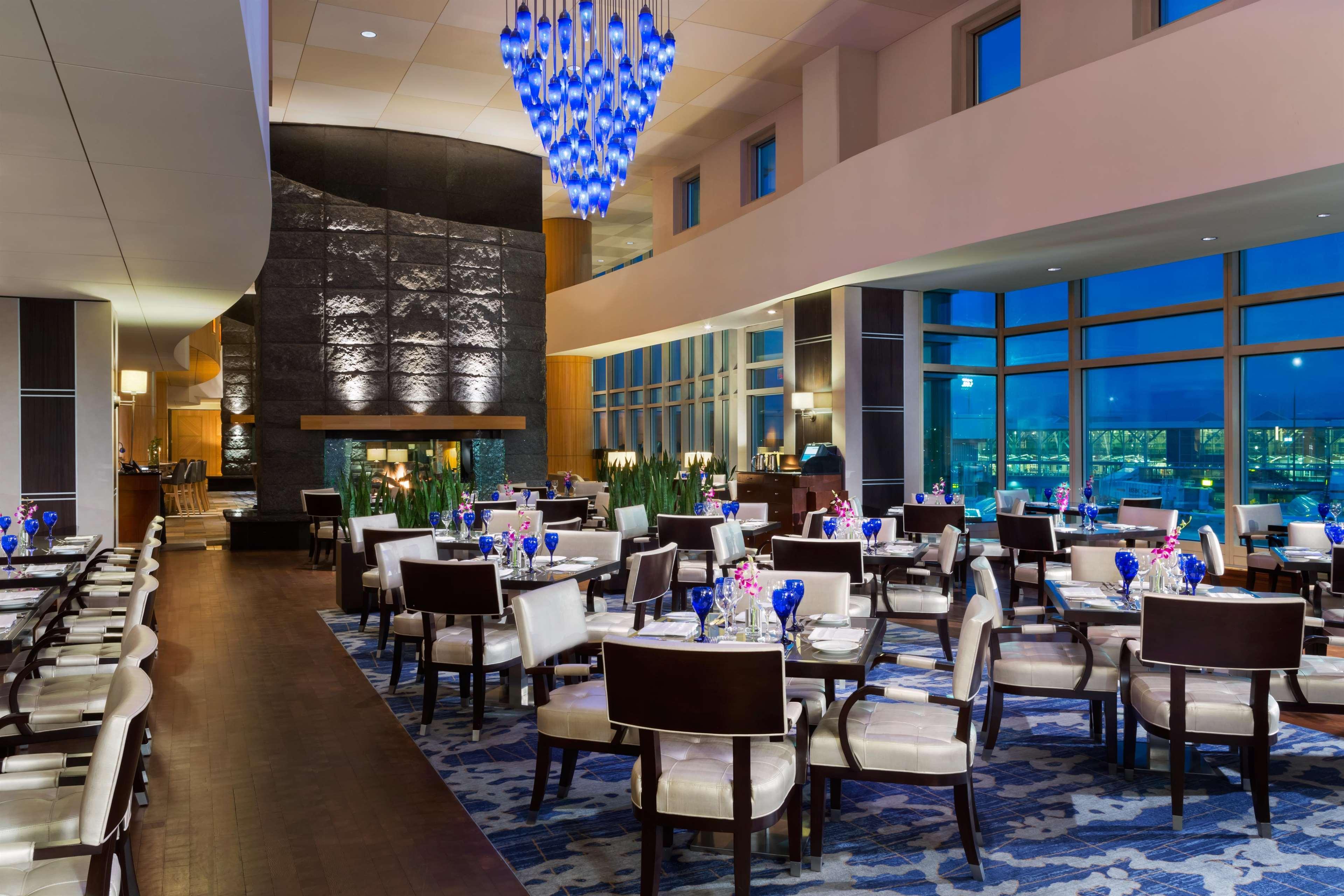 Fairmont Vancouver Airport In-Terminal Hotel Richmond Eksteriør bilde The restaurant