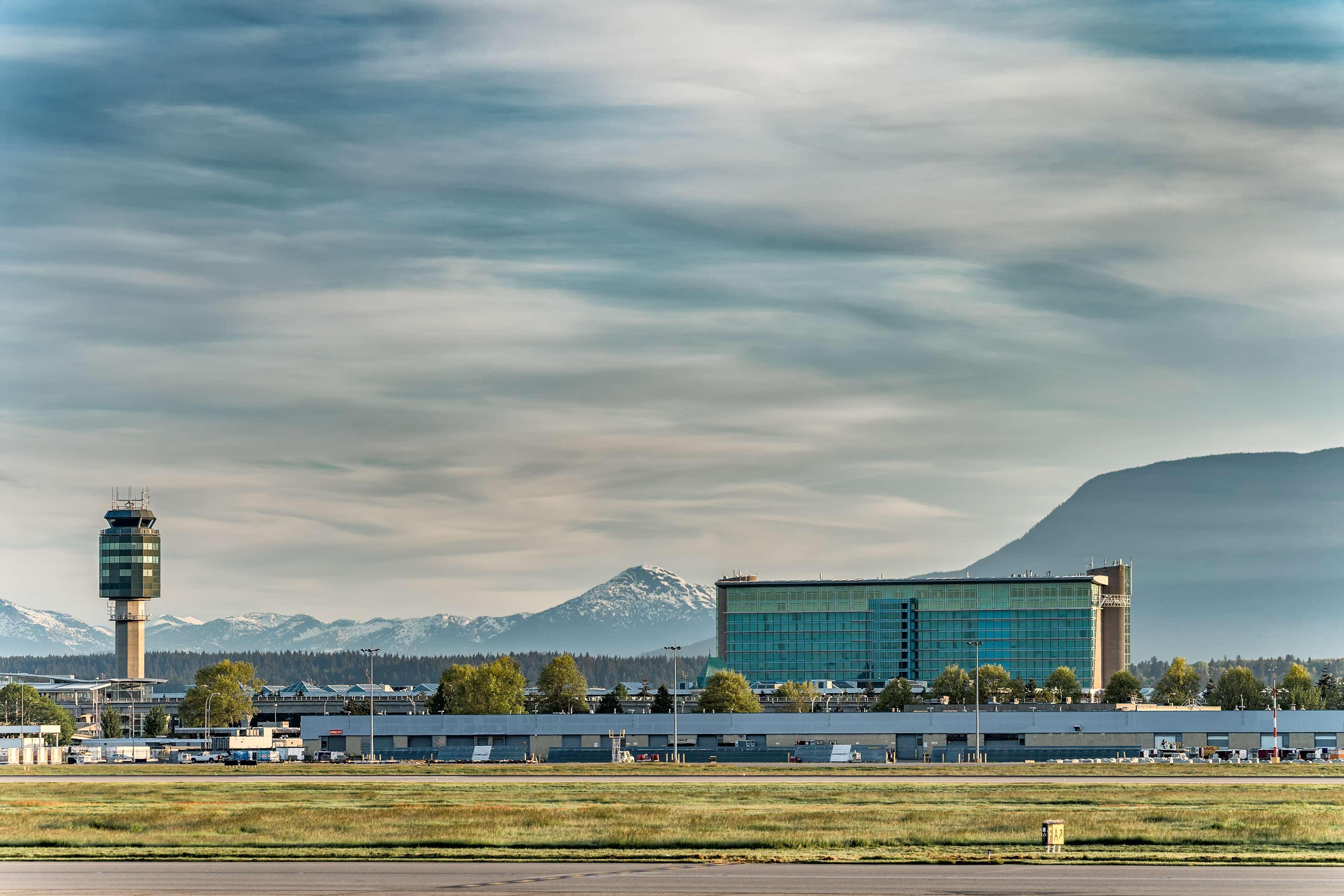 Fairmont Vancouver Airport In-Terminal Hotel Richmond Eksteriør bilde The airport's control tower and the Marriott Salt Lake City Airport Hotel