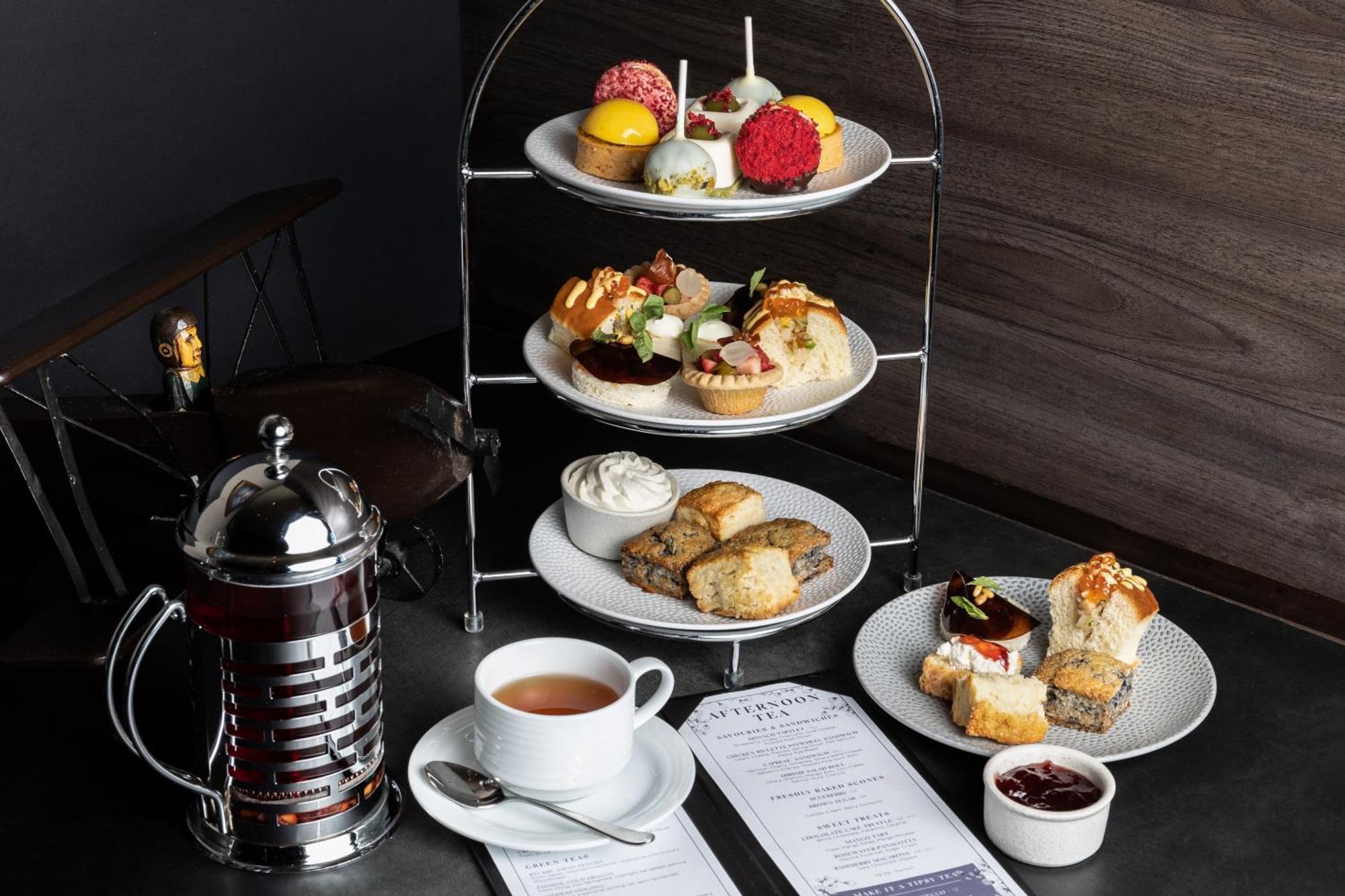 Fairmont Vancouver Airport In-Terminal Hotel Richmond Eksteriør bilde Afternoon tea at the Hilton London Heathrow
