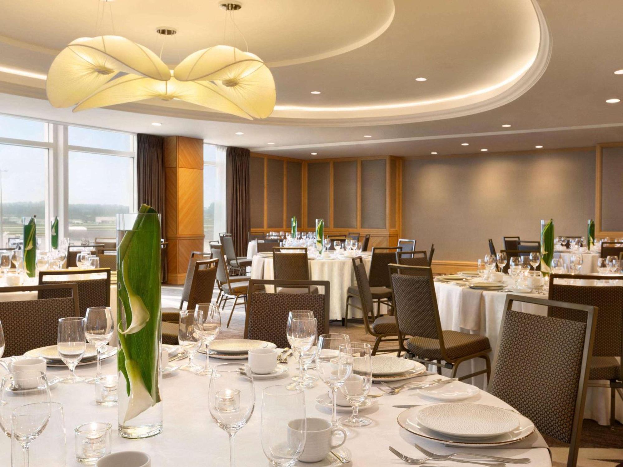 Fairmont Vancouver Airport In-Terminal Hotel Richmond Eksteriør bilde The Club at Ben Gurion Airport