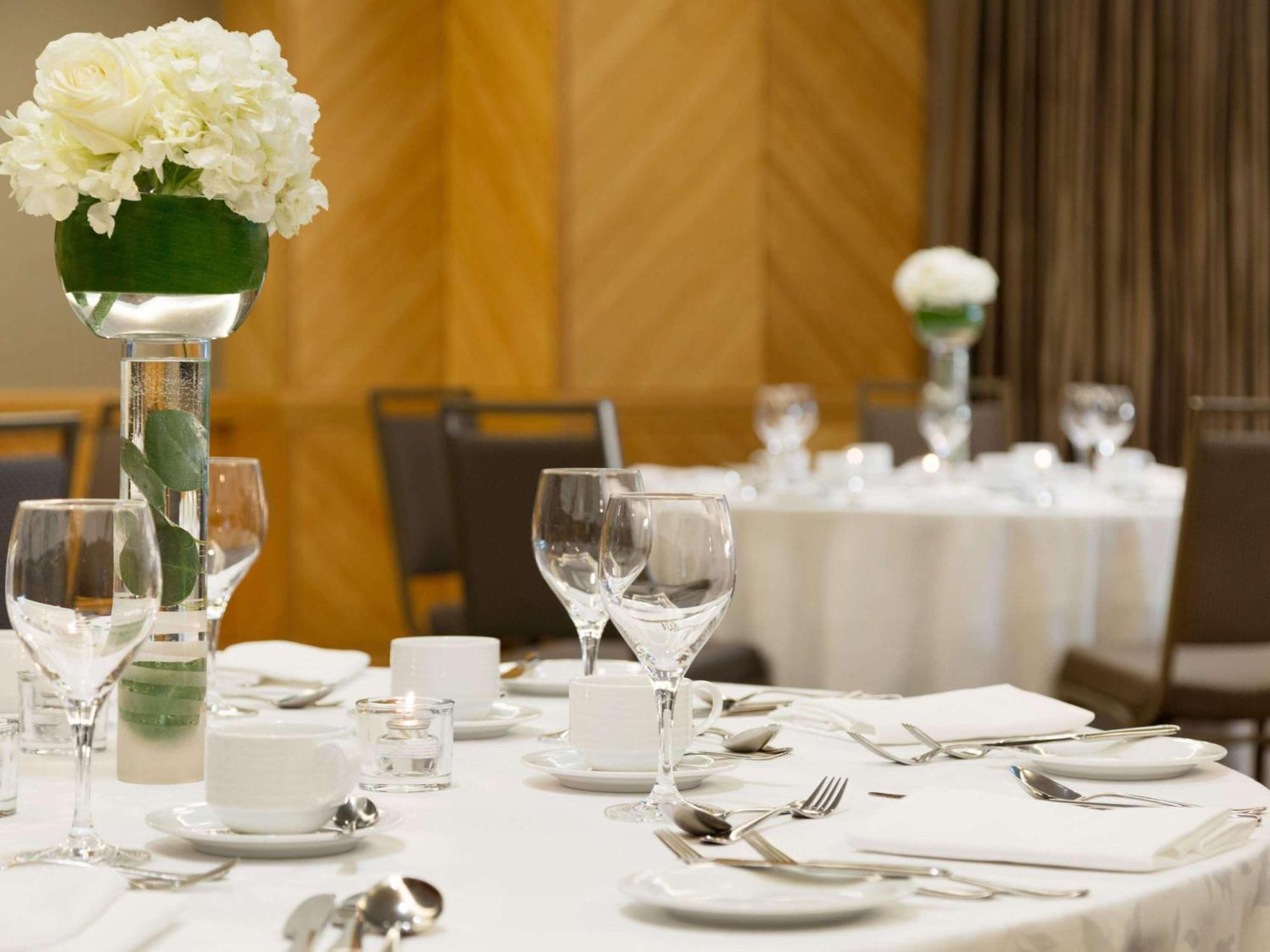 Fairmont Vancouver Airport In-Terminal Hotel Richmond Eksteriør bilde A table set for a formal dinner