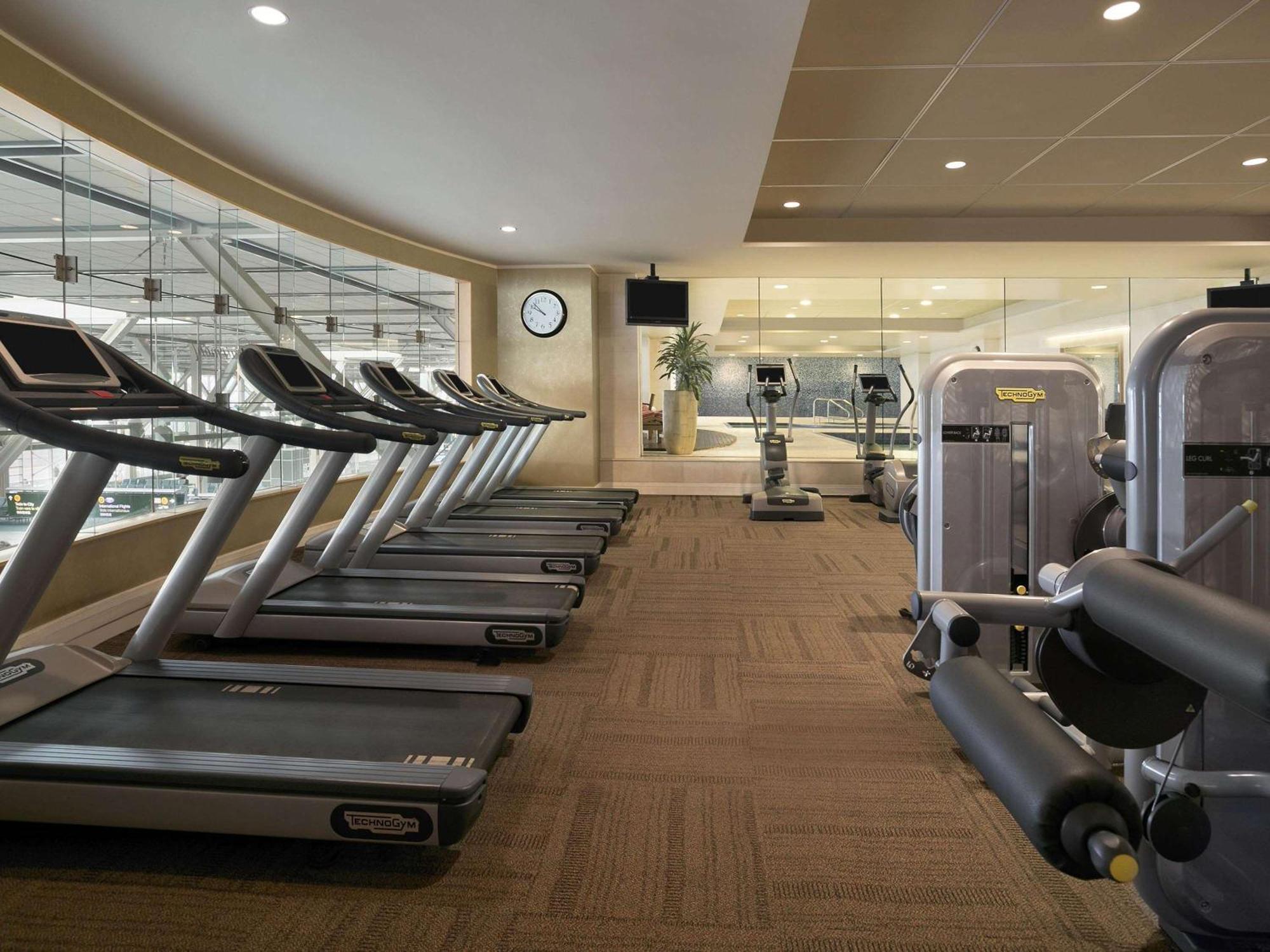 Fairmont Vancouver Airport In-Terminal Hotel Richmond Eksteriør bilde The gym at the Westin