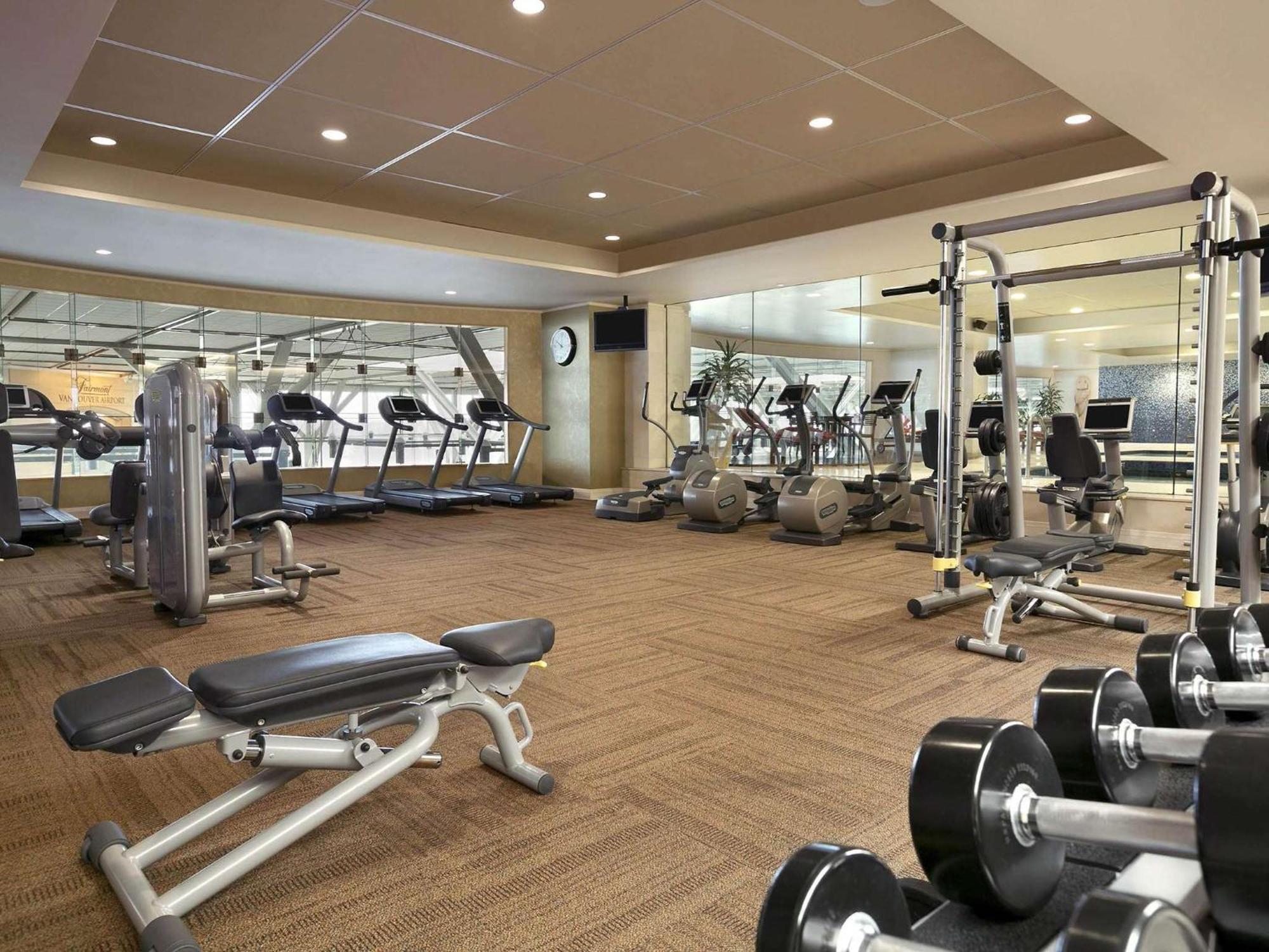 Fairmont Vancouver Airport In-Terminal Hotel Richmond Eksteriør bilde A typical gym