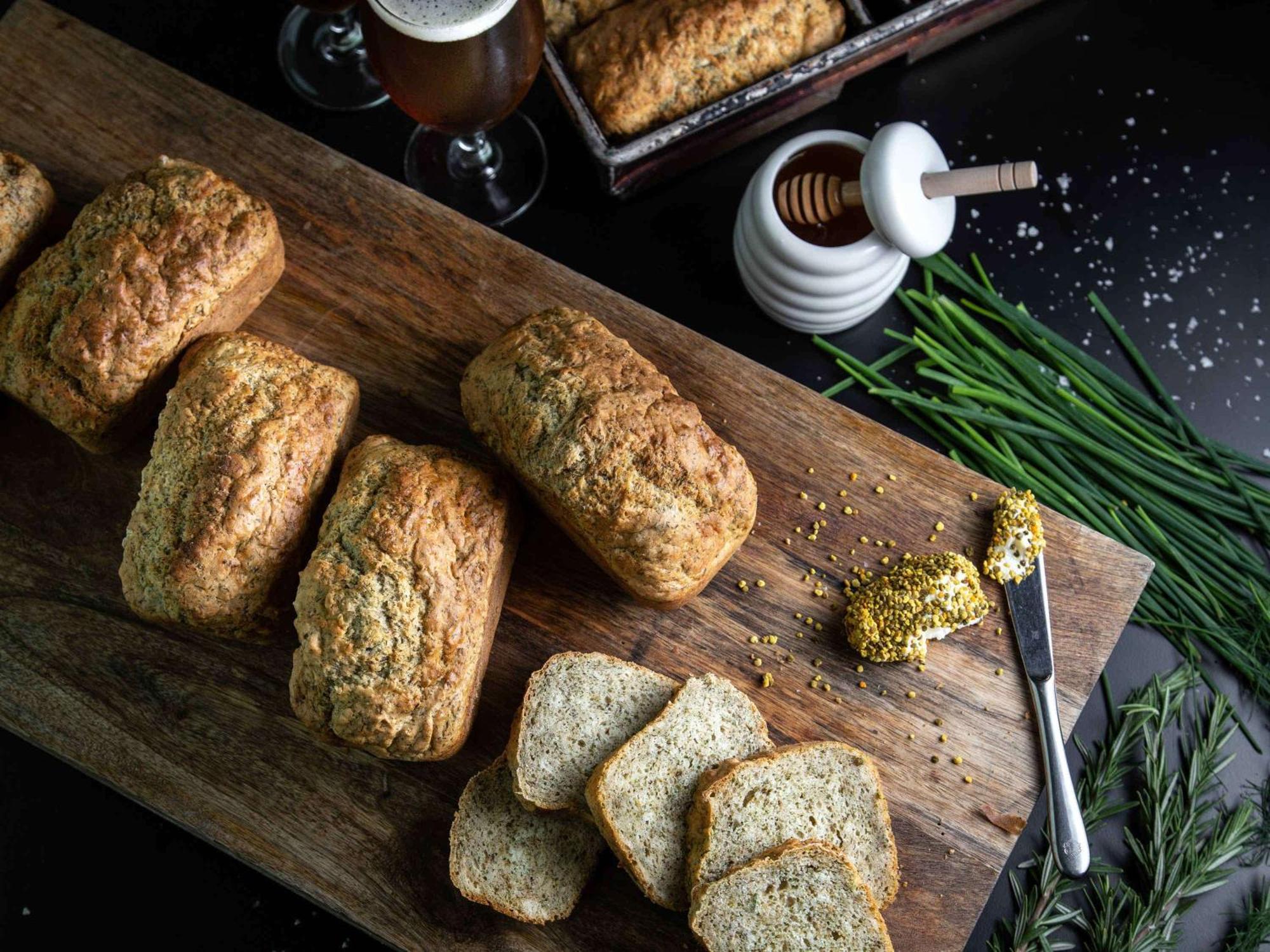 Fairmont Vancouver Airport In-Terminal Hotel Richmond Eksteriør bilde Beer bread