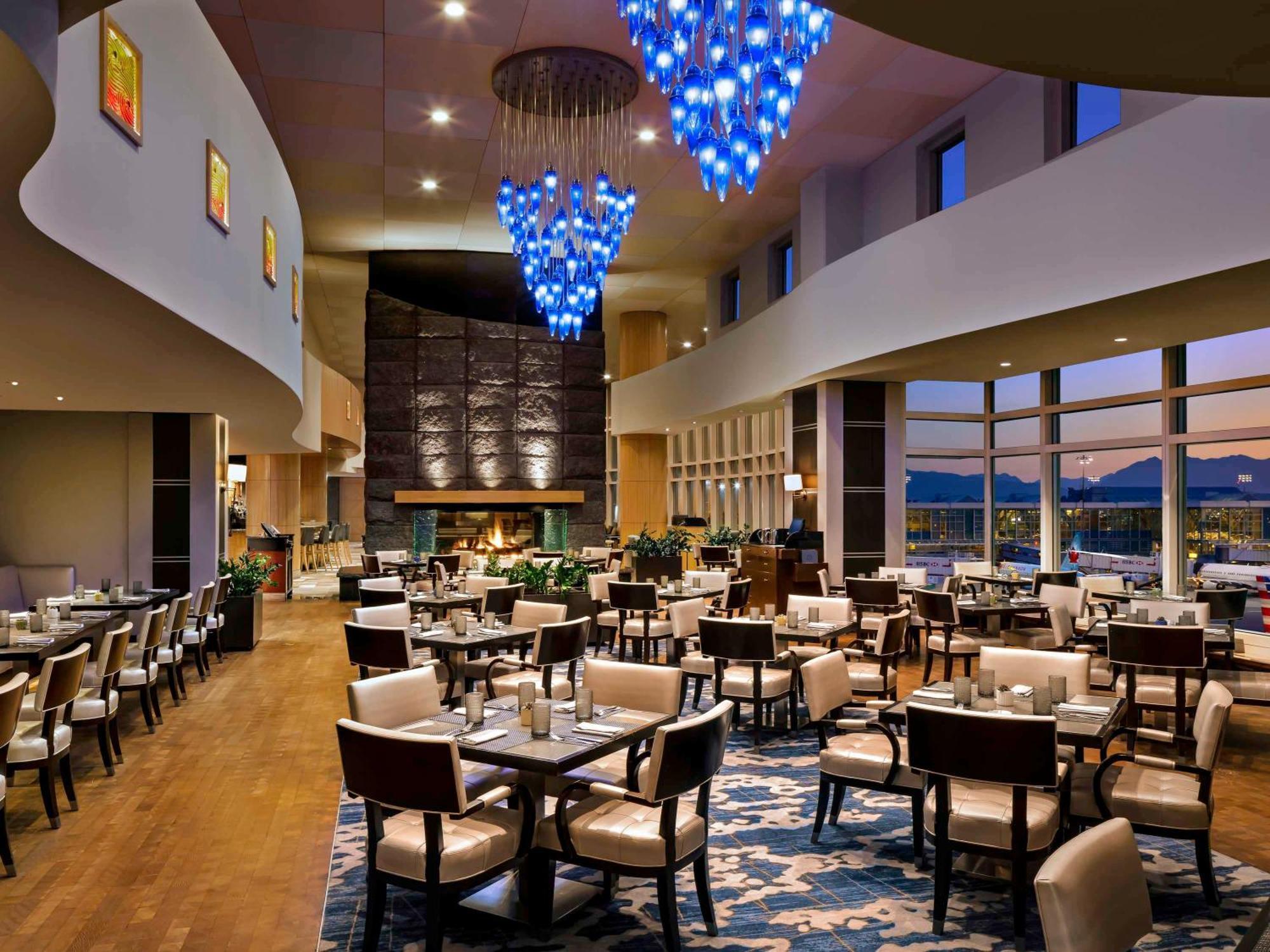 Fairmont Vancouver Airport In-Terminal Hotel Richmond Eksteriør bilde The restaurant at the top of the hotel