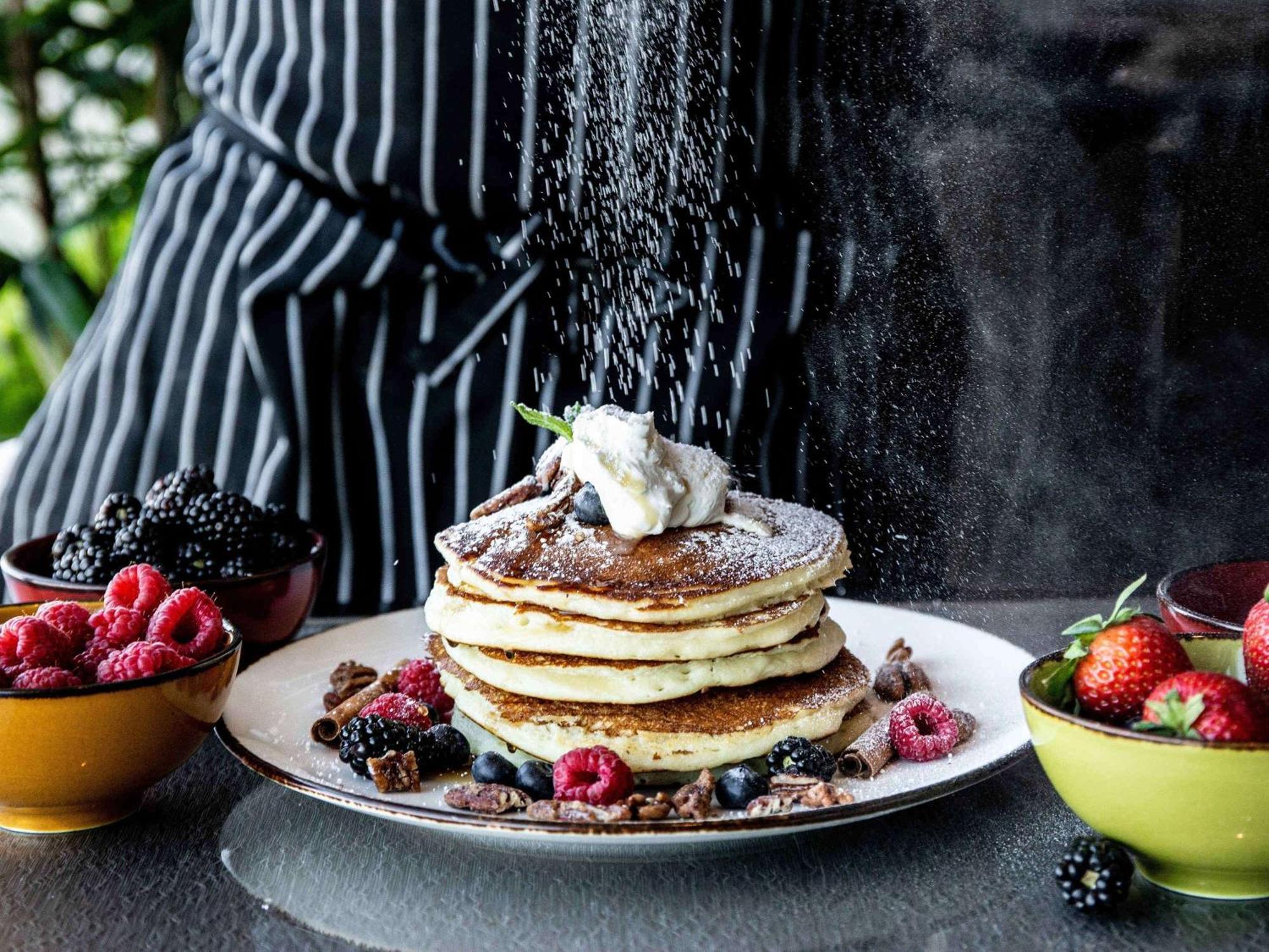 Fairmont Vancouver Airport In-Terminal Hotel Richmond Eksteriør bilde A stack of pancakes with fruit