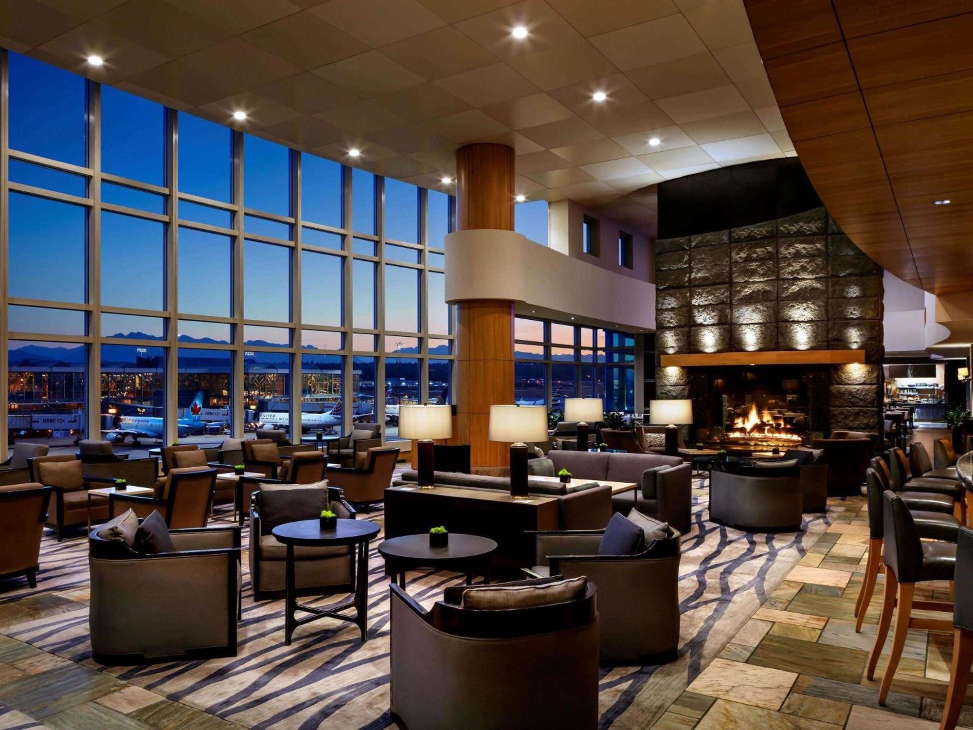 Fairmont Vancouver Airport In-Terminal Hotel Richmond Eksteriør bilde The lounge at the airport