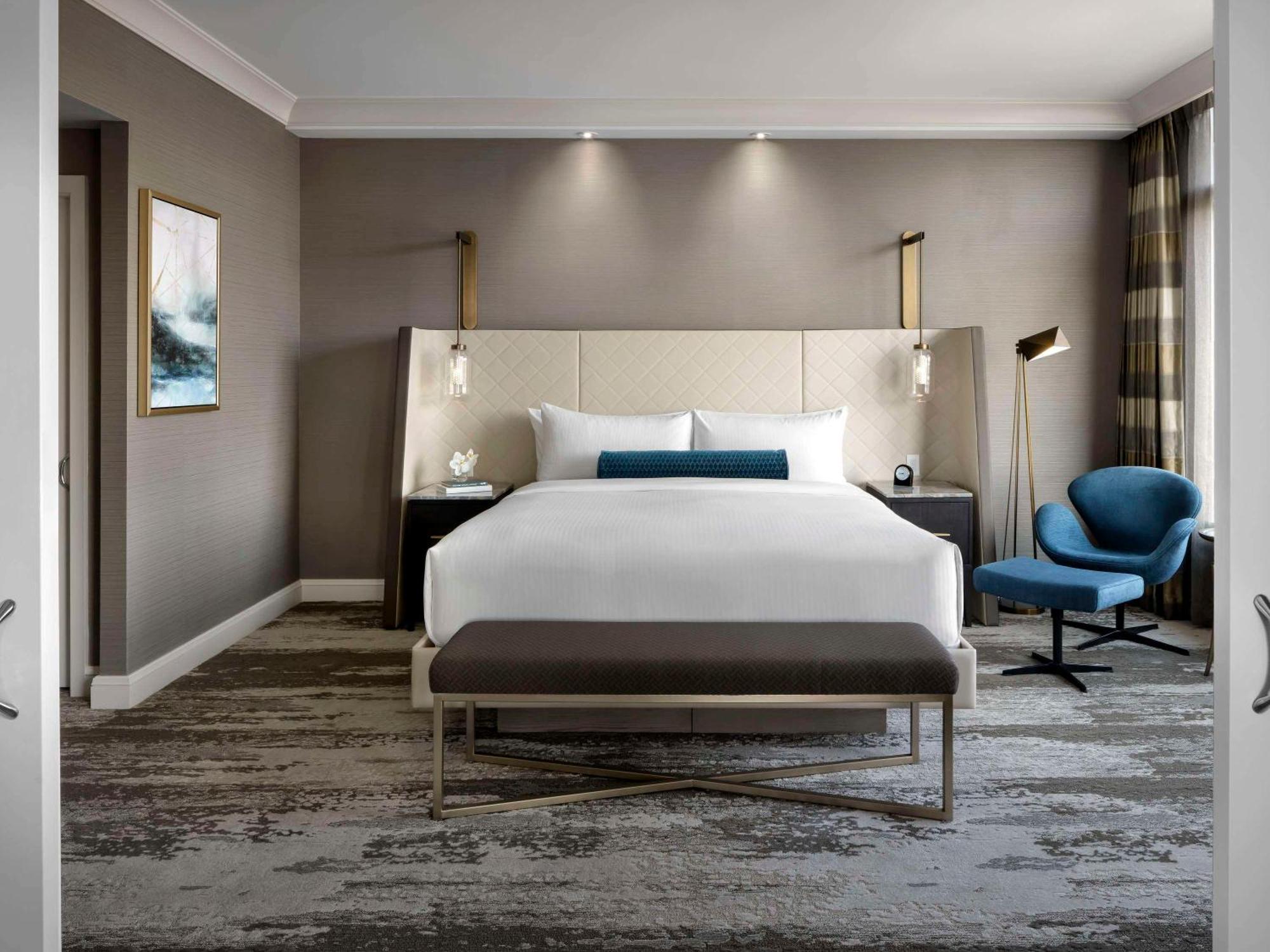 Fairmont Vancouver Airport In-Terminal Hotel Richmond Eksteriør bilde A guest room at the hotel