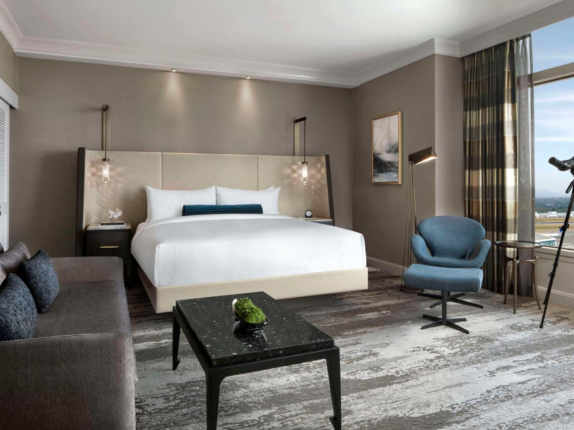 Fairmont Vancouver Airport In-Terminal Hotel Richmond Eksteriør bilde A guest room at the hotel