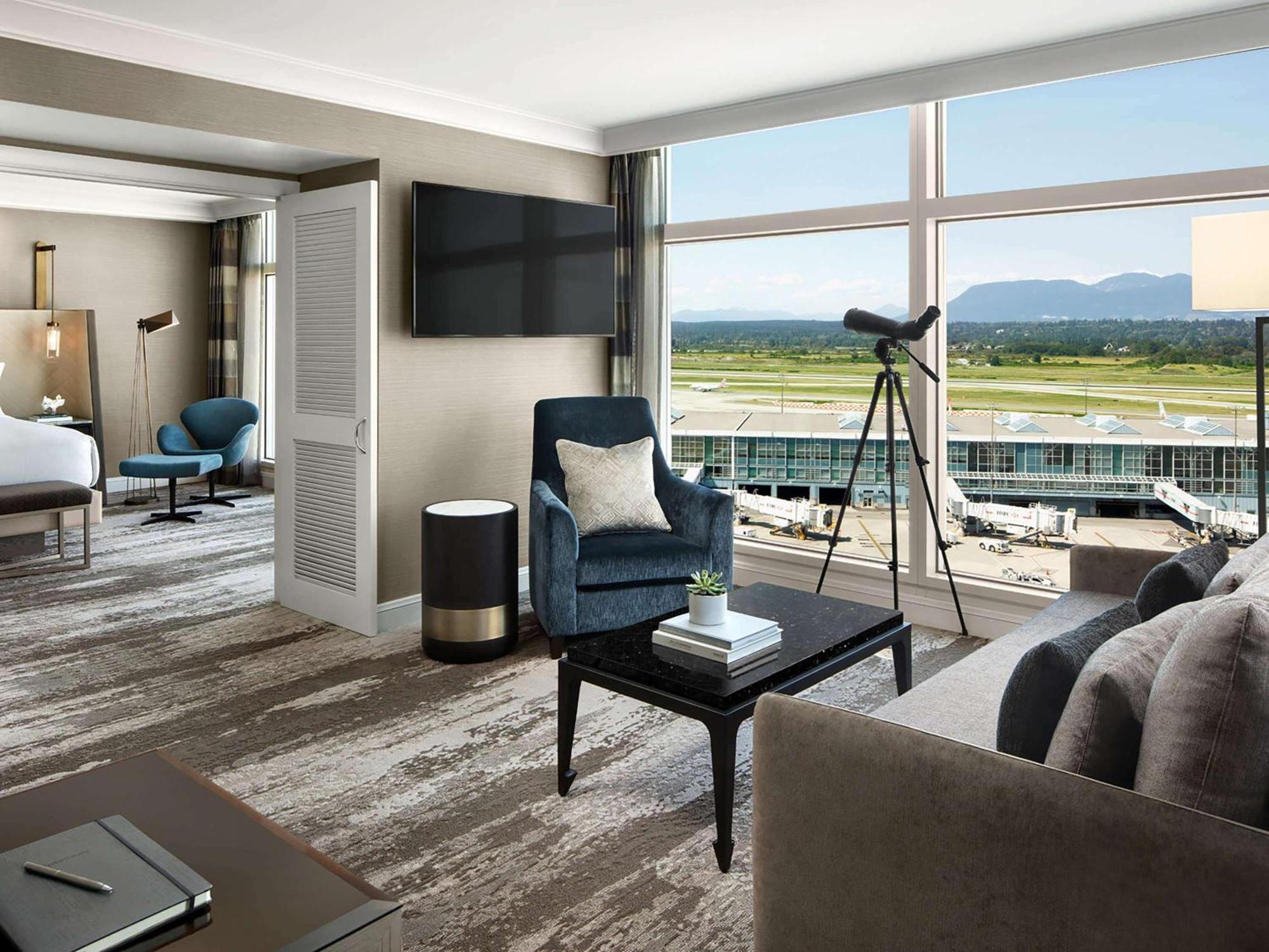 Fairmont Vancouver Airport In-Terminal Hotel Richmond Eksteriør bilde A suite at the hotel