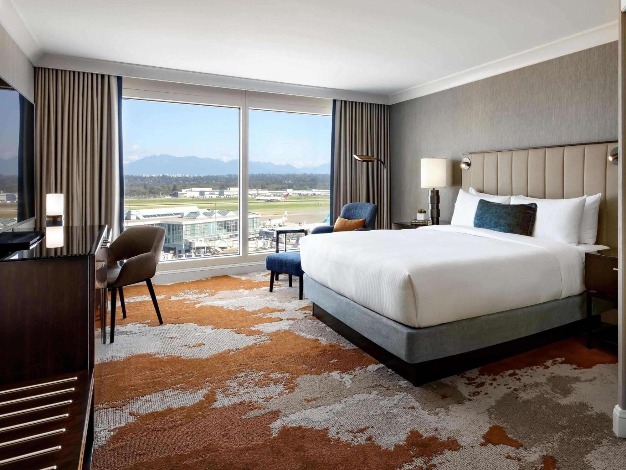 Fairmont Vancouver Airport In-Terminal Hotel Richmond Eksteriør bilde A guest room at the hotel