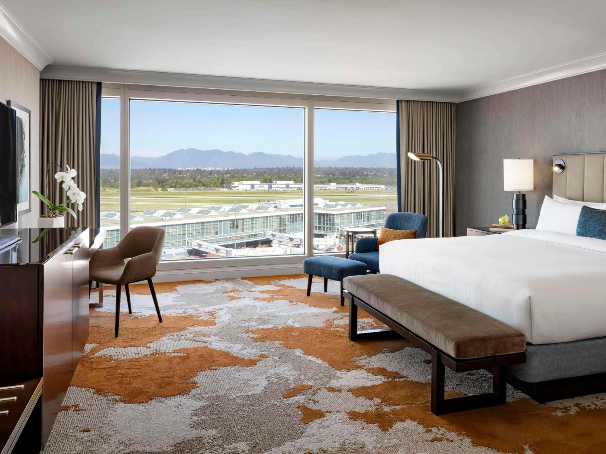 Fairmont Vancouver Airport In-Terminal Hotel Richmond Eksteriør bilde A guest room at the Hyatt Regency Newport Beach