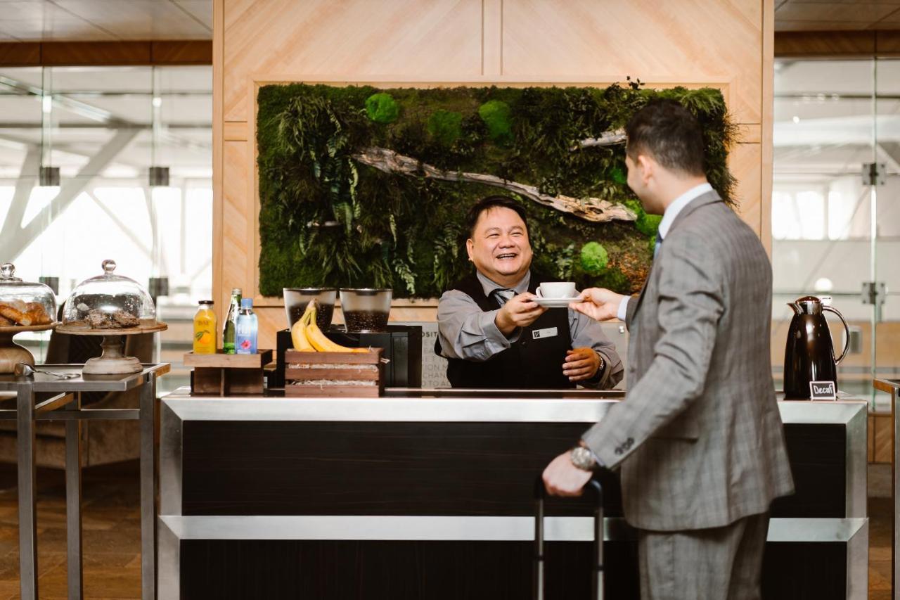 Fairmont Vancouver Airport In-Terminal Hotel Richmond Eksteriør bilde A barista serving coffee at the airport