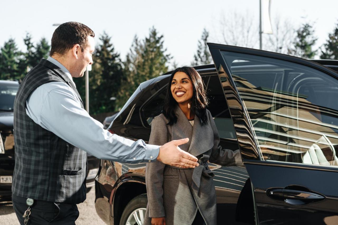Fairmont Vancouver Airport In-Terminal Hotel Richmond Eksteriør bilde A chauffeur opening a car door for a passenger