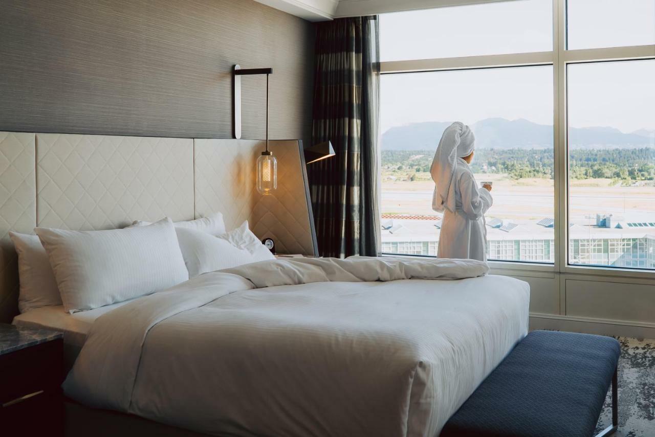 Fairmont Vancouver Airport In-Terminal Hotel Richmond Eksteriør bilde A guest room at the hotel