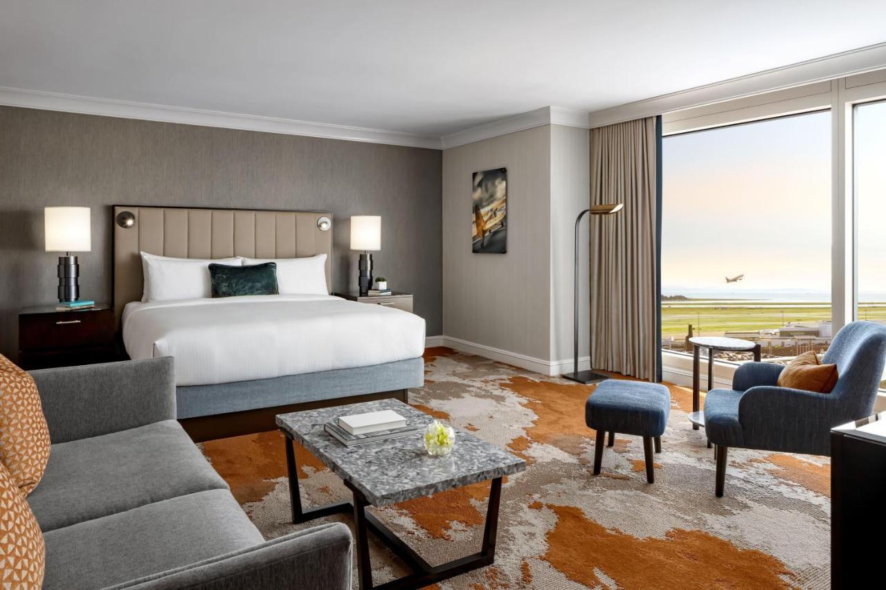 Fairmont Vancouver Airport In-Terminal Hotel Richmond Eksteriør bilde A guest room at the Four Seasons Hotel